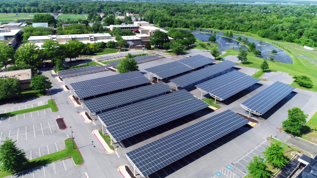 aerial view of solar panels installed in roof of parking Les avantages de la solution solaire ombrières de Resolience